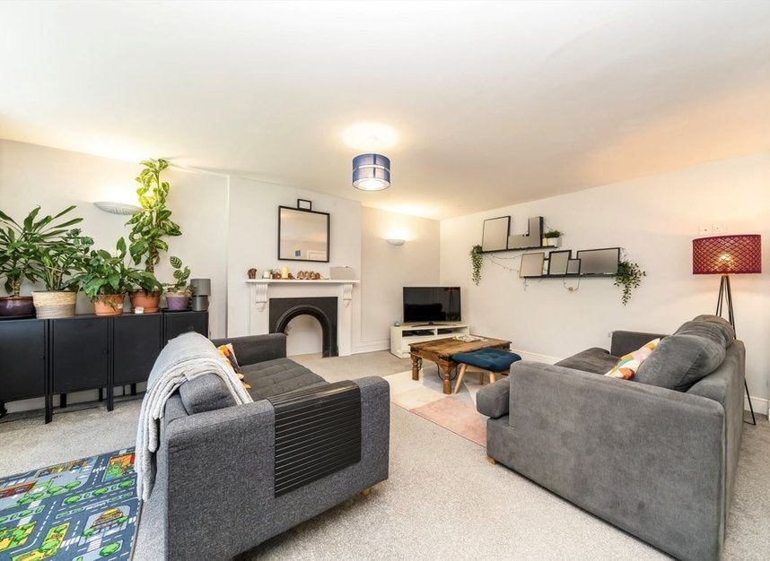 House Crescent Way in Greater London