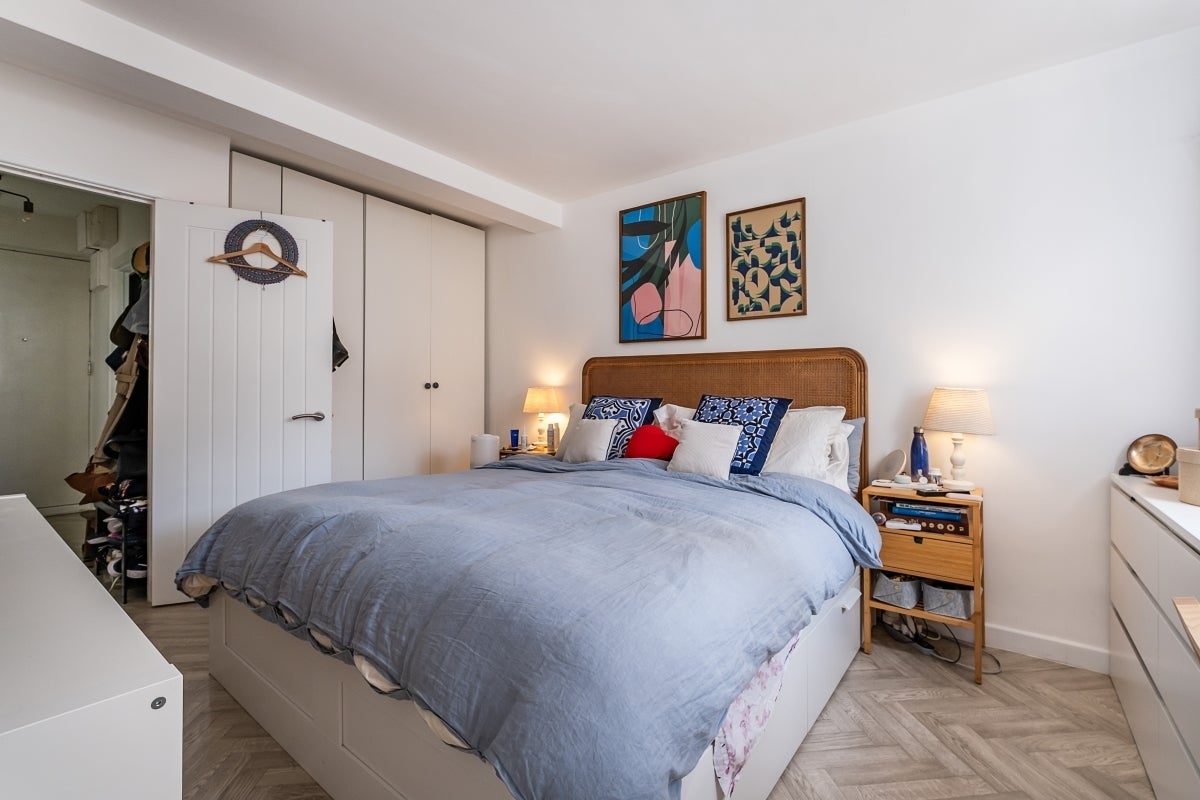 Flat Rockley Court in Greater London