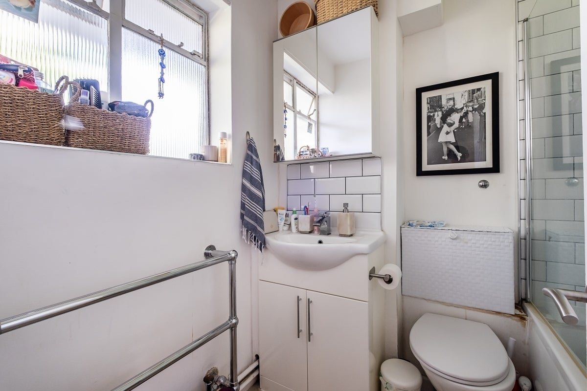 Flat Rockley Court in Greater London