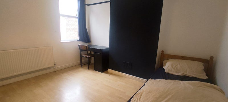 Room Warwick Road in Bootle