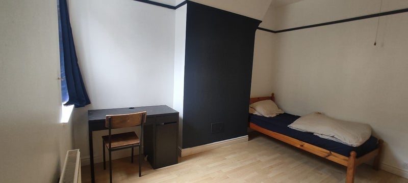 Room Warwick Road in Bootle