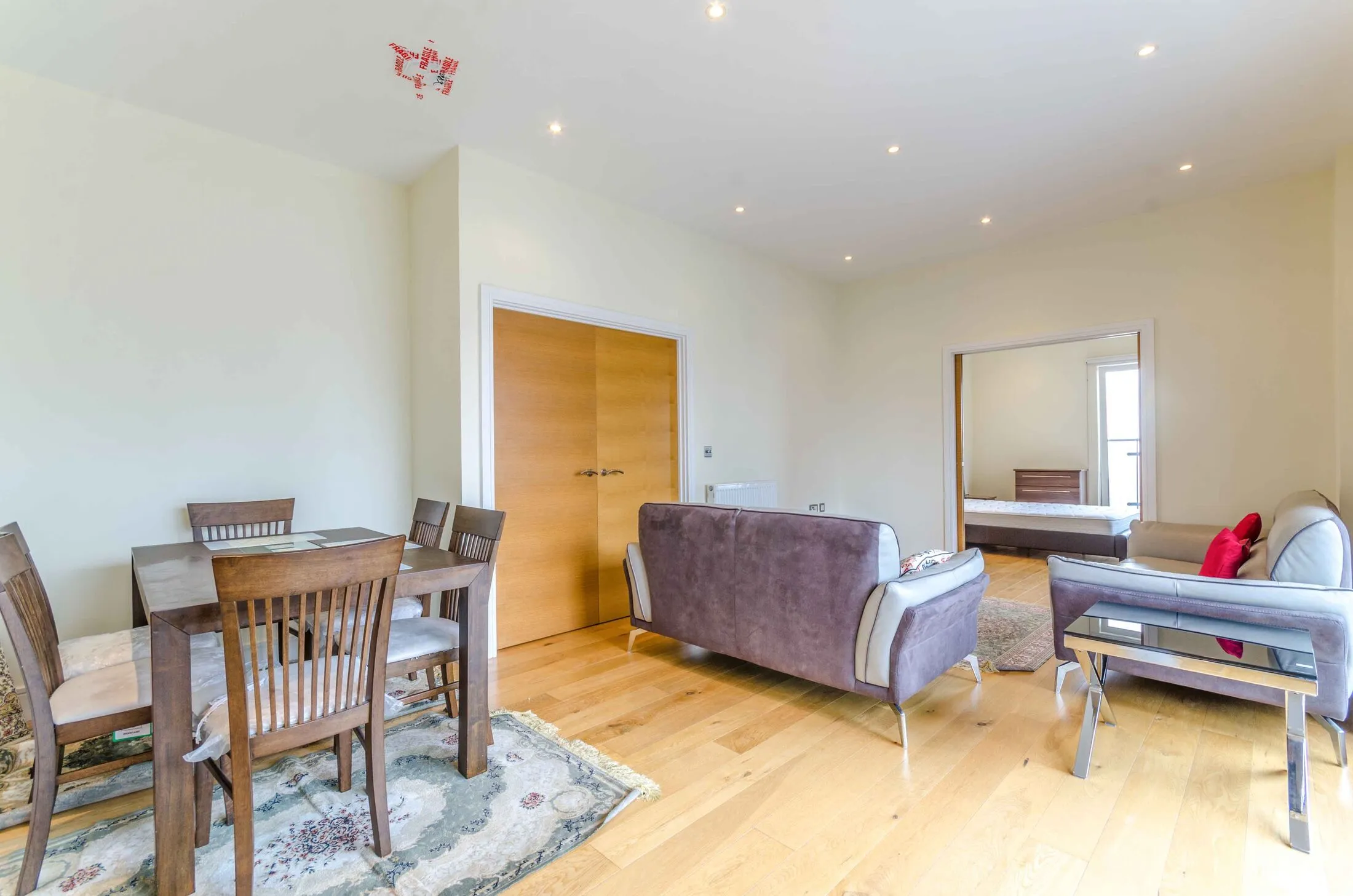 Flat Mastmaker Road in Greater London