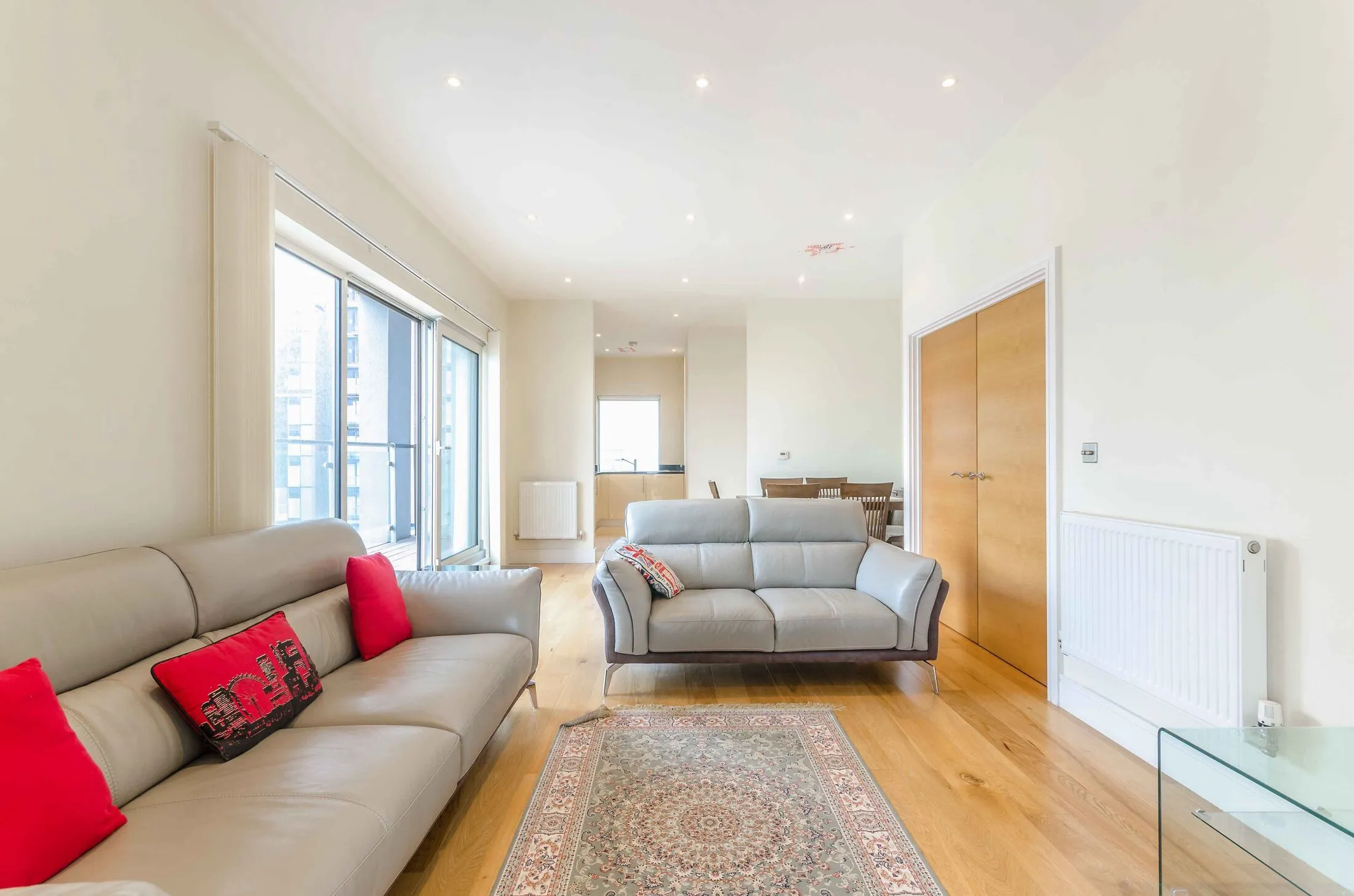 Flat Mastmaker Road in Greater London