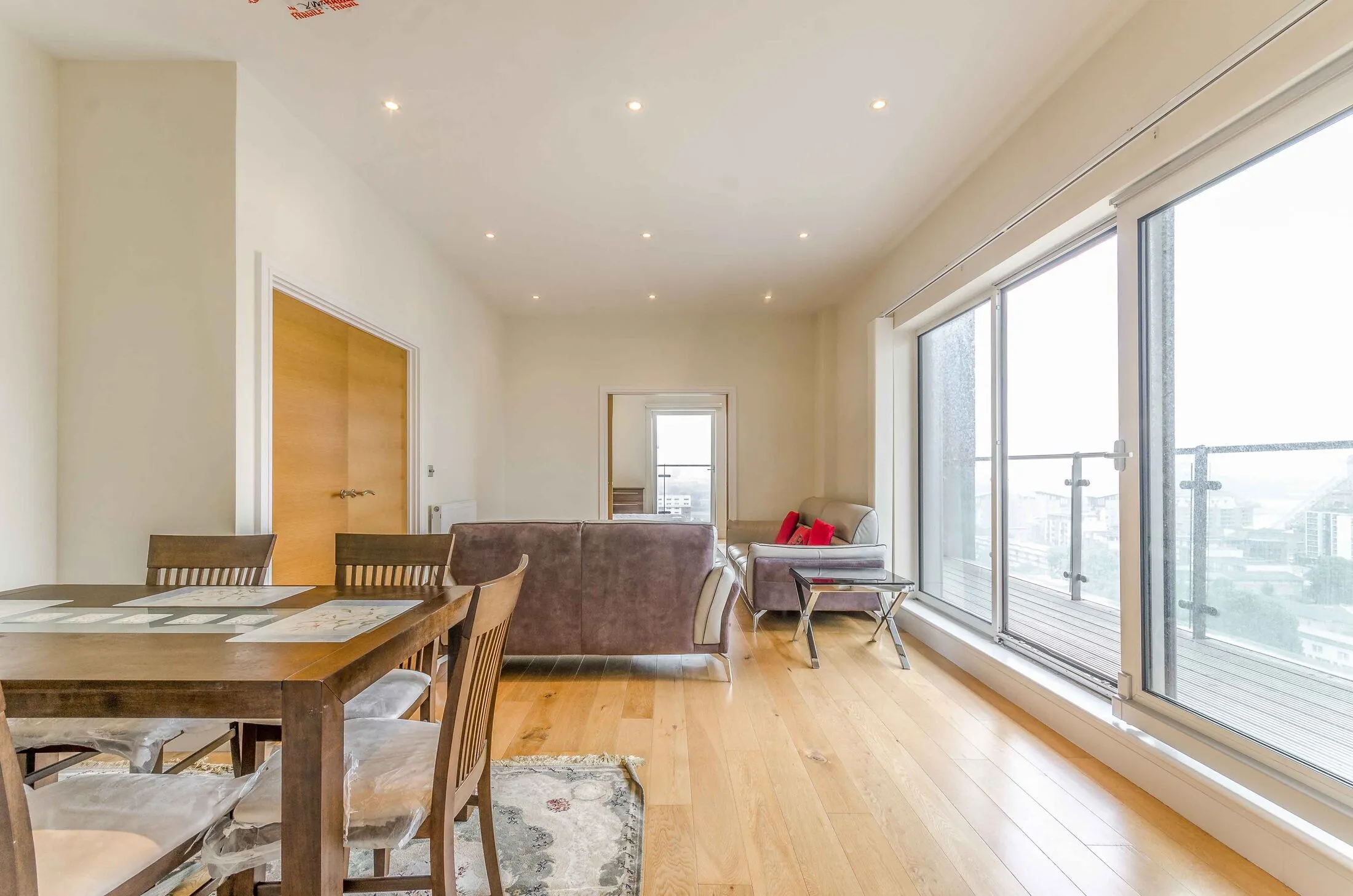Flat Mastmaker Road in Greater London