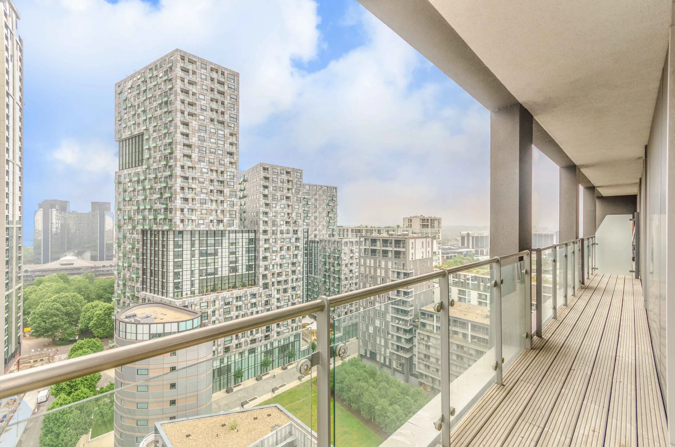 Flat Mastmaker Road in Greater London