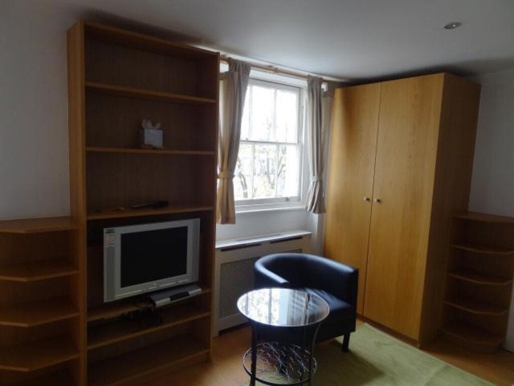 Flat Cartwright Gardens in Greater London