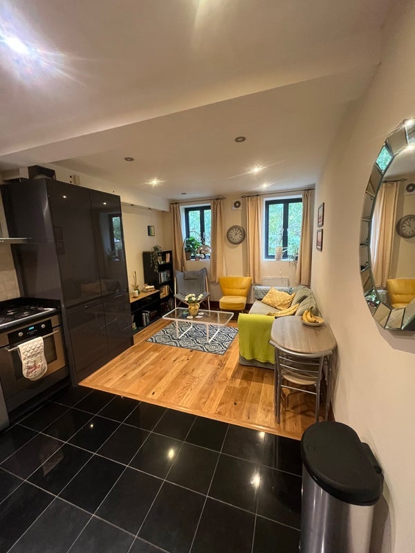 Room Kitchener Road in Greater London