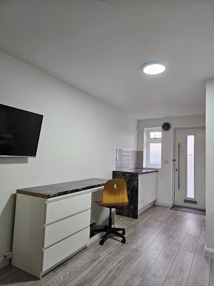 Room Potters Lane in Greater London