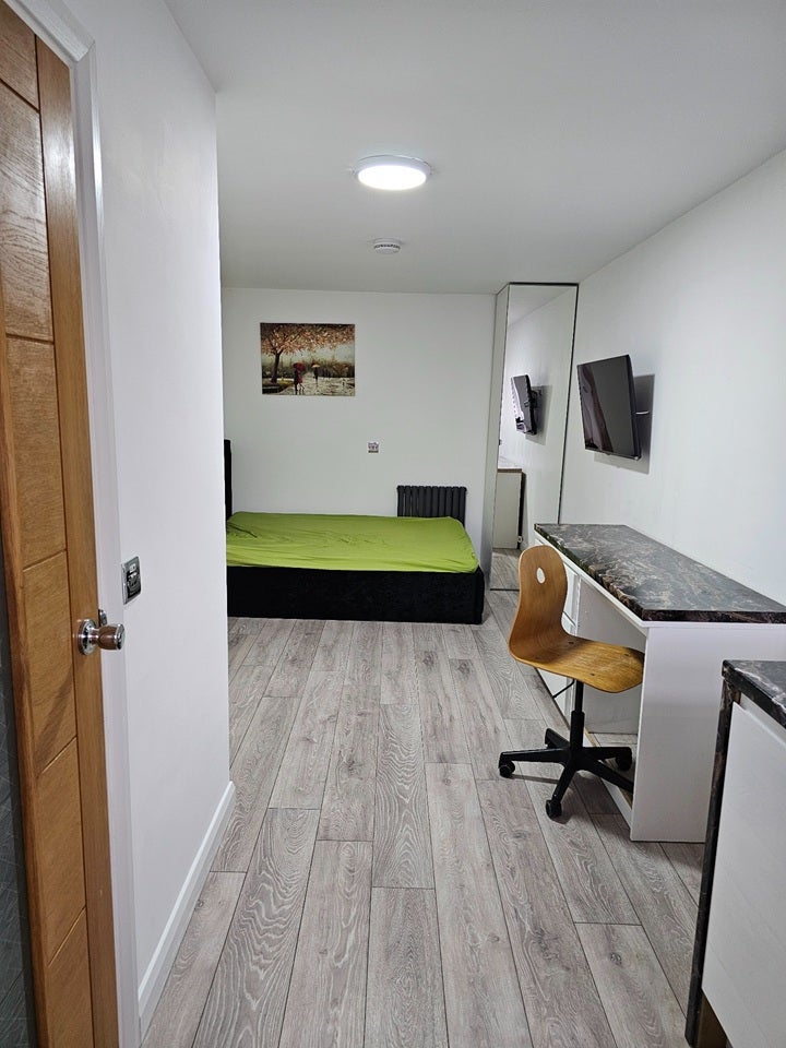 Room Potters Lane in Greater London