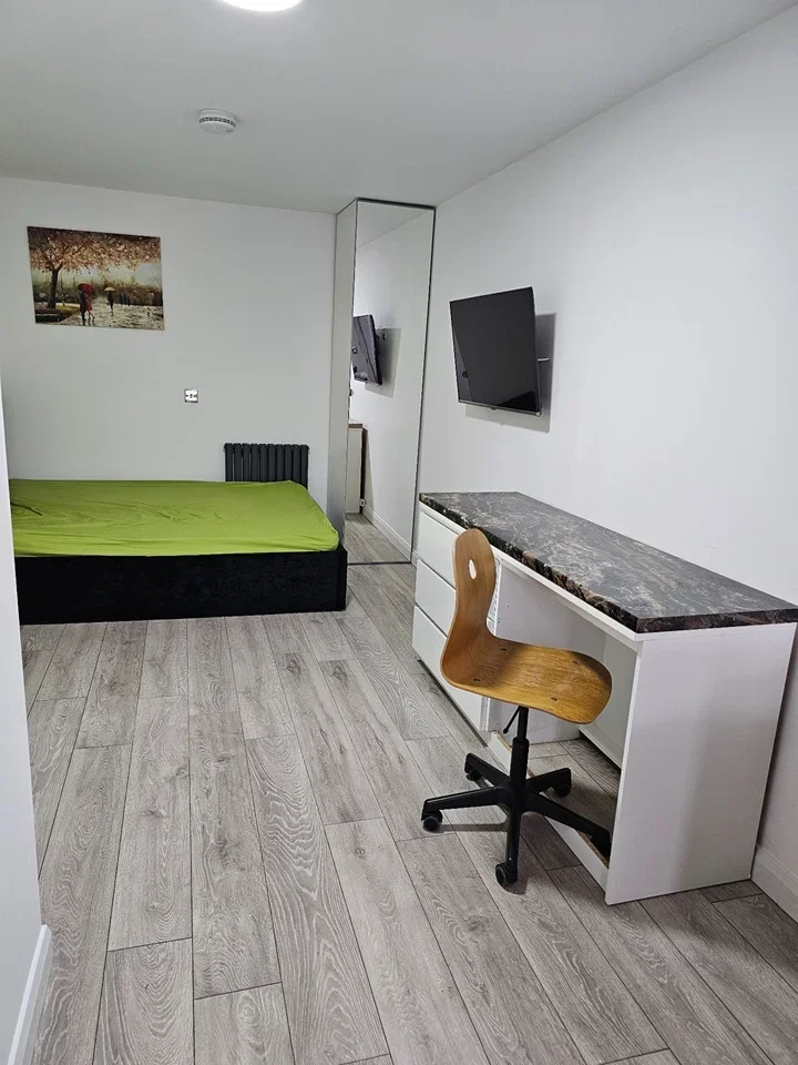 Room Potters Lane in Greater London