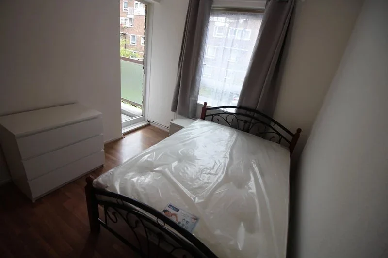 Room Commercial Road in Greater London