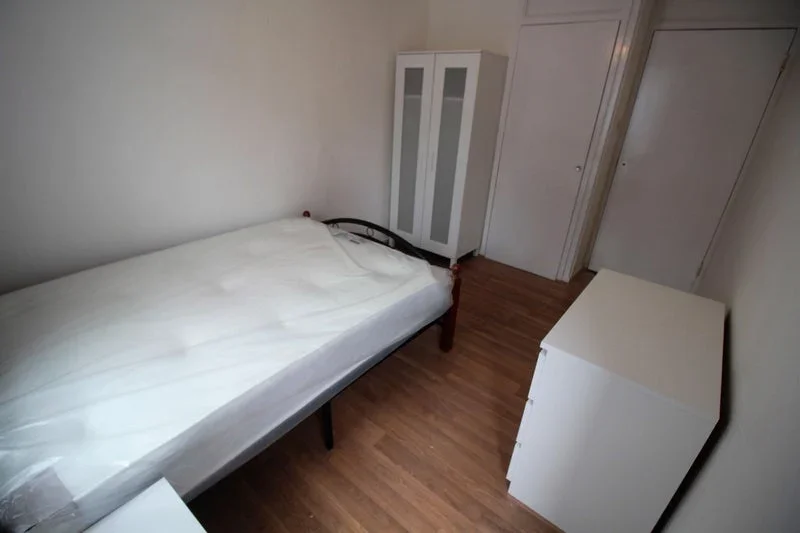 Room Commercial Road in Greater London