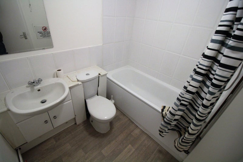 Room Commercial Road in Greater London