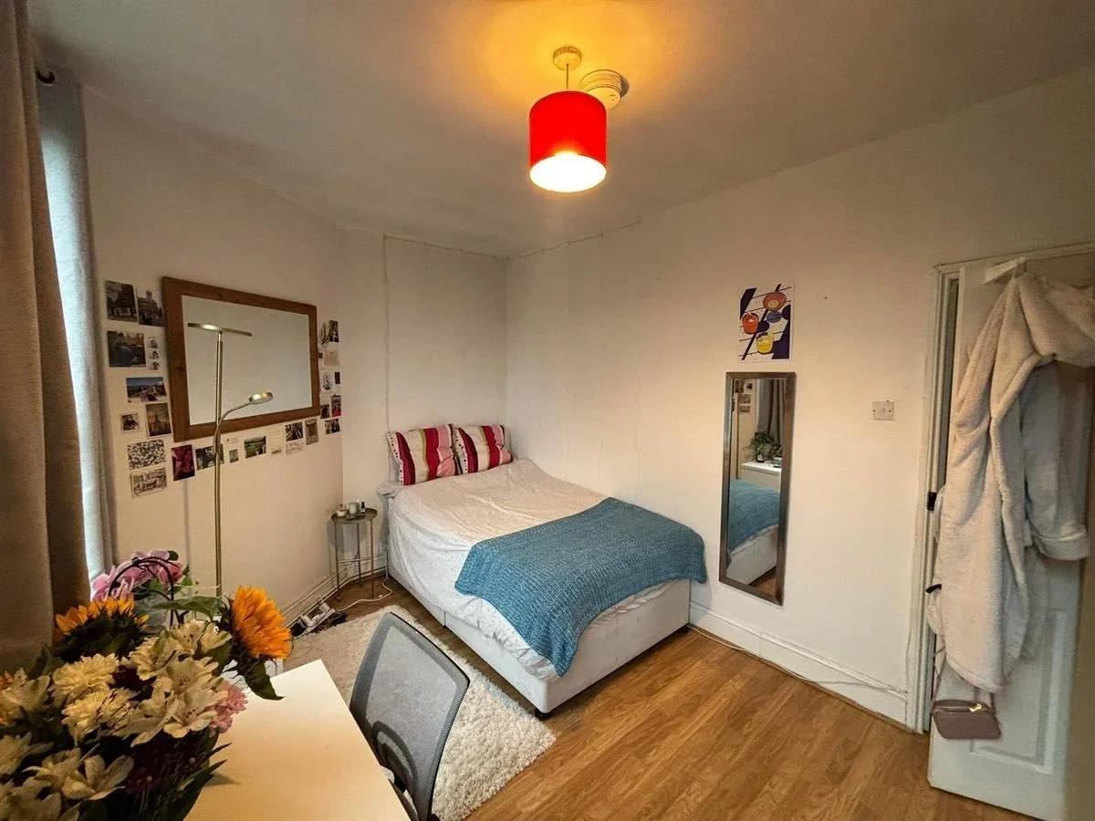 Flat Widdenham Road in Greater London