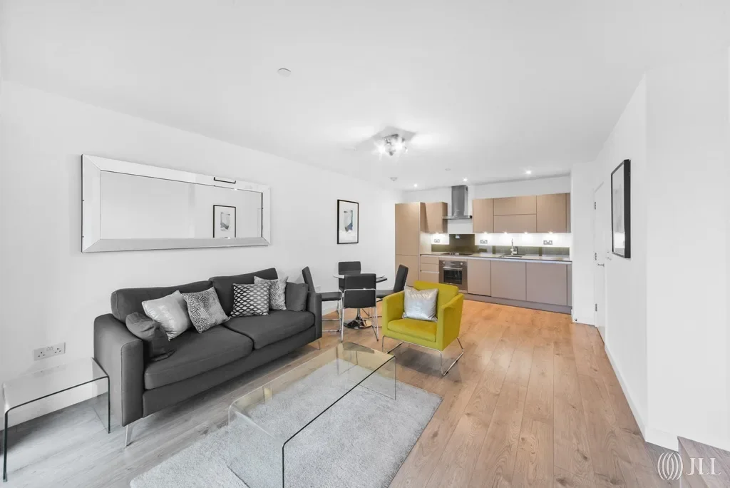 Flat Montfichet Road in Greater London