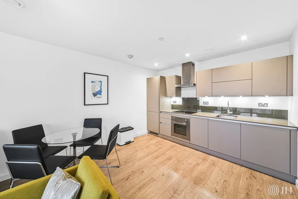 Flat Montfichet Road in Greater London