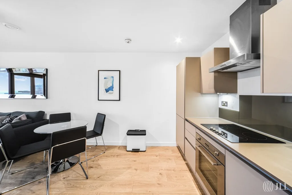 Flat Montfichet Road in Greater London