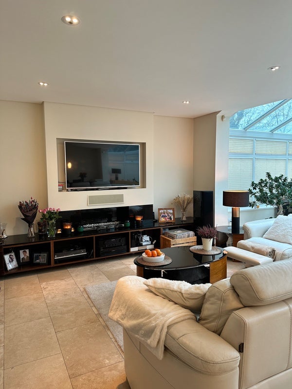 Room Abingdon Road in Greater London