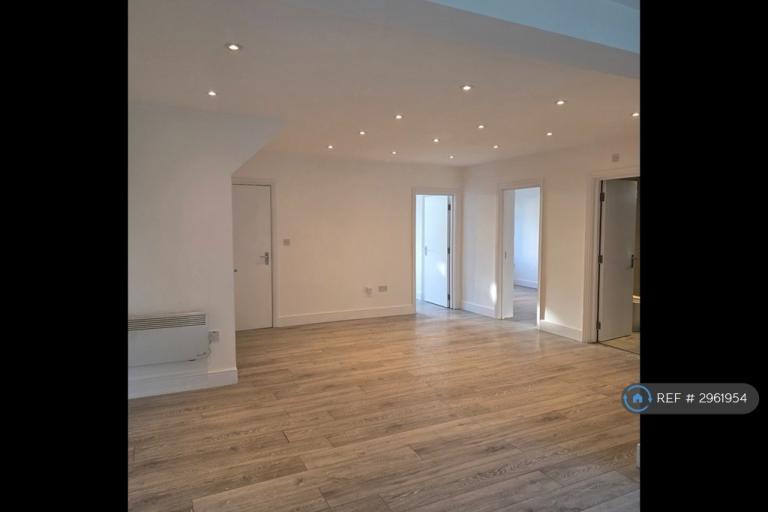 Flat High Meadow Crescent in Greater London