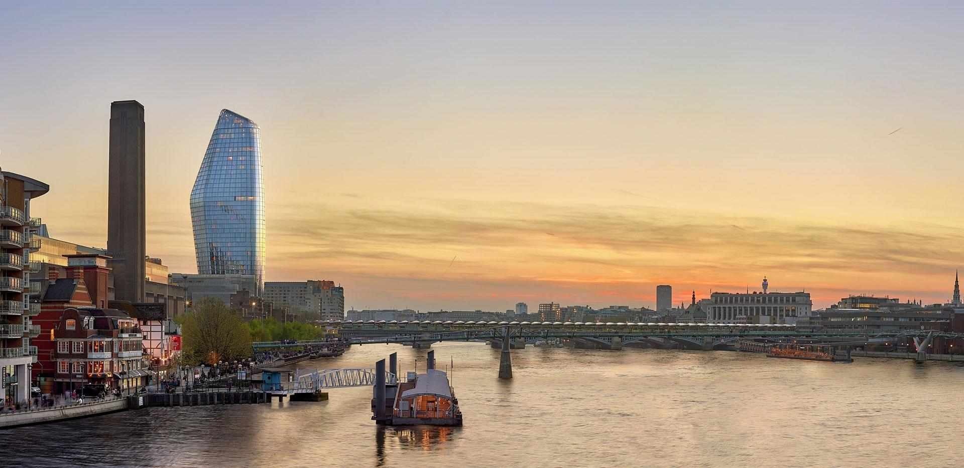 Flat Blackfriars Road in Greater London