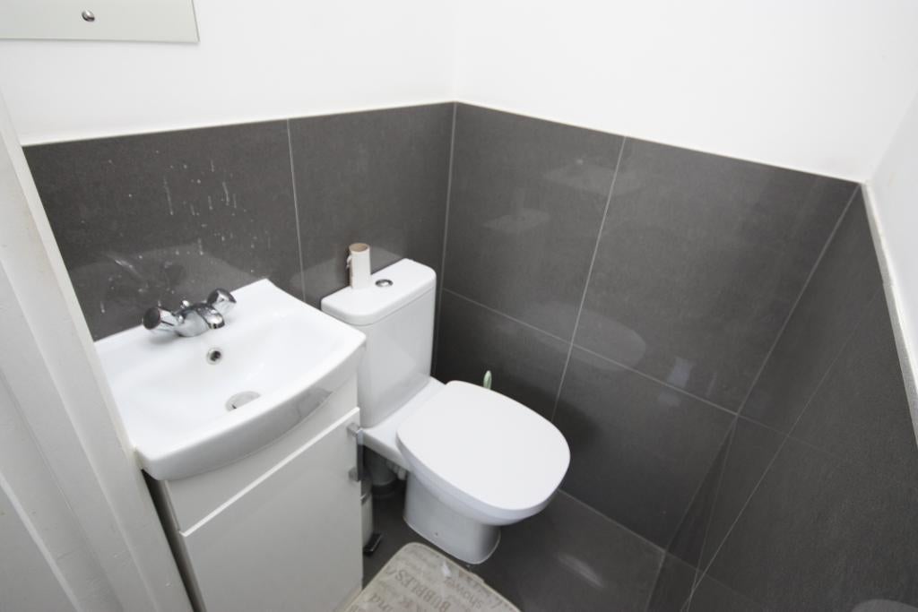 Room Brassie Avenue in Greater London