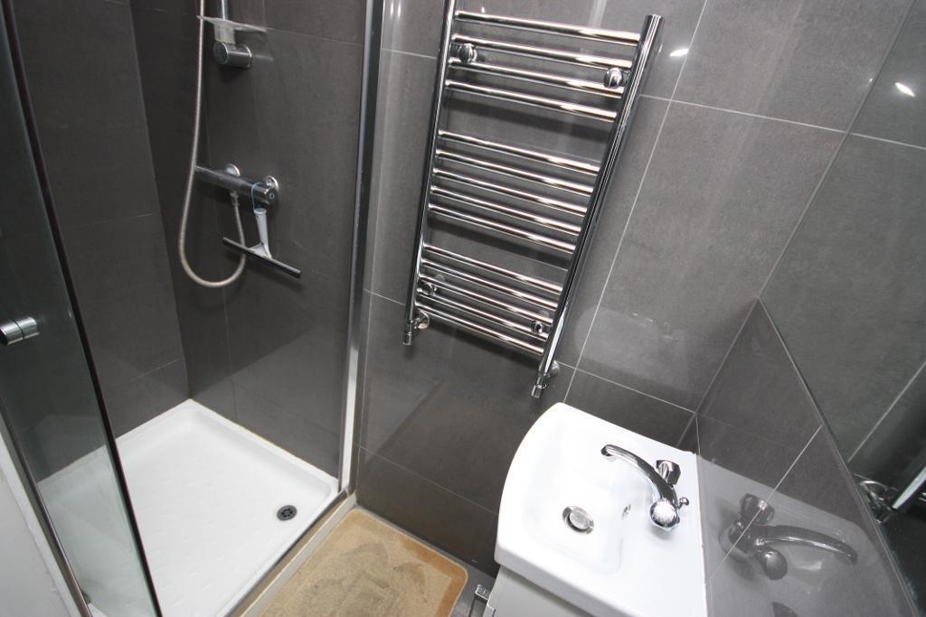 Room Brassie Avenue in Greater London