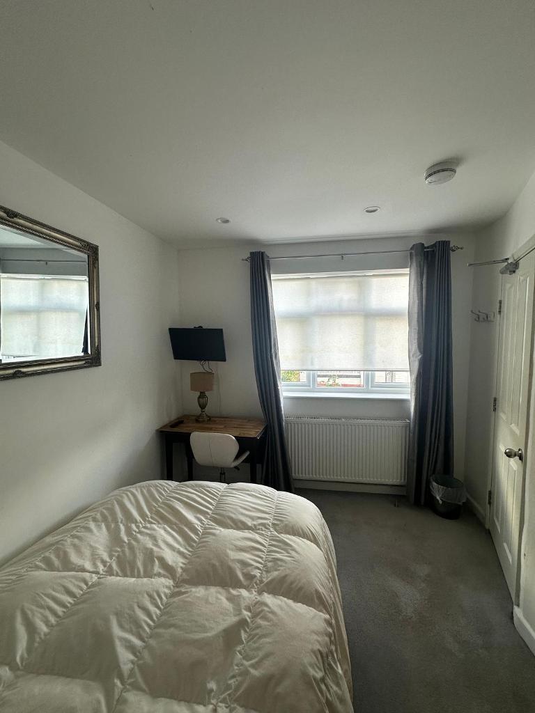 Room Brassie Avenue in Greater London