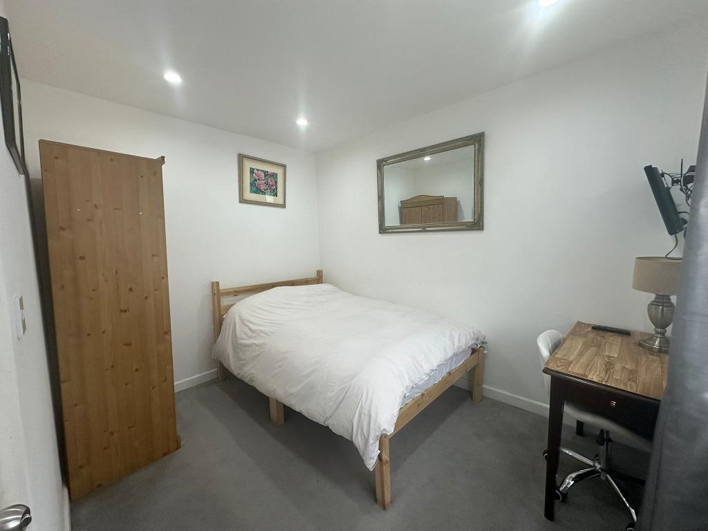 Room Brassie Avenue in Greater London