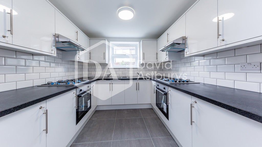 Room Elmar Road in Greater London