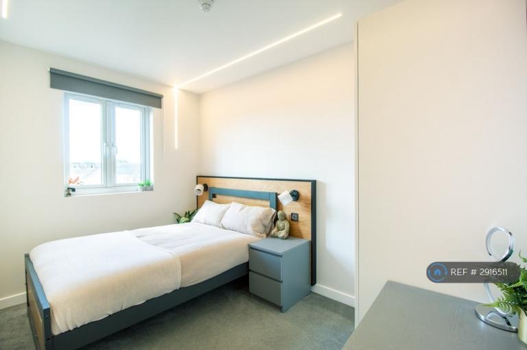 Room Desborough Road in Eastleigh