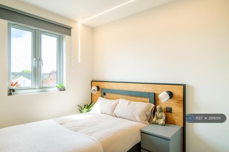 Room Desborough Road in Eastleigh