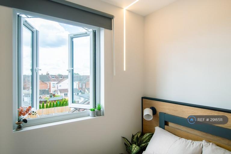 Room Desborough Road in Eastleigh