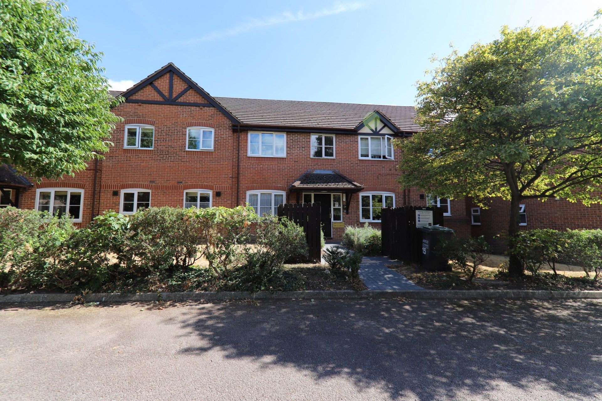 Flat Uxbridge Road in Three Rivers