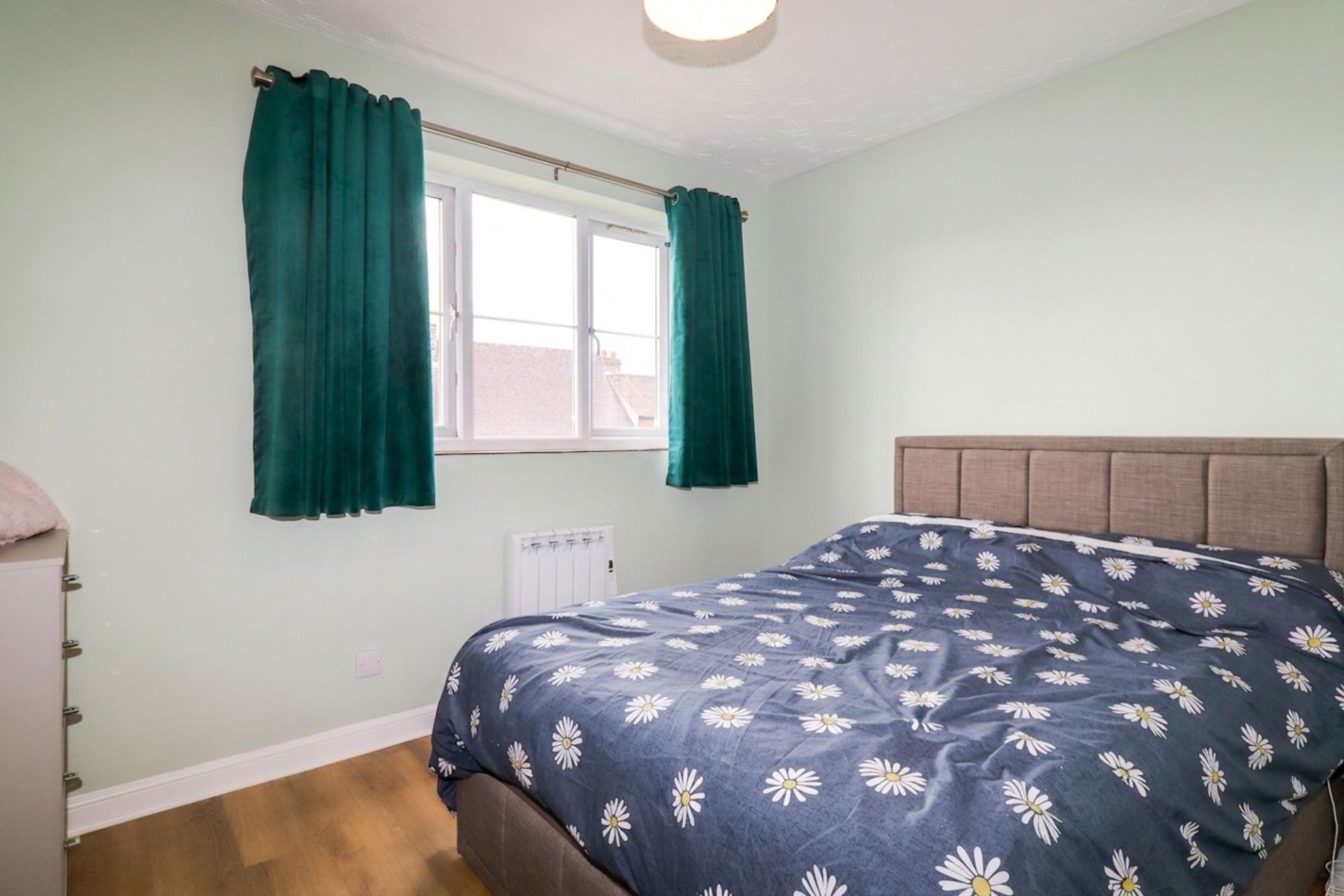 Flat Uxbridge Road in Three Rivers