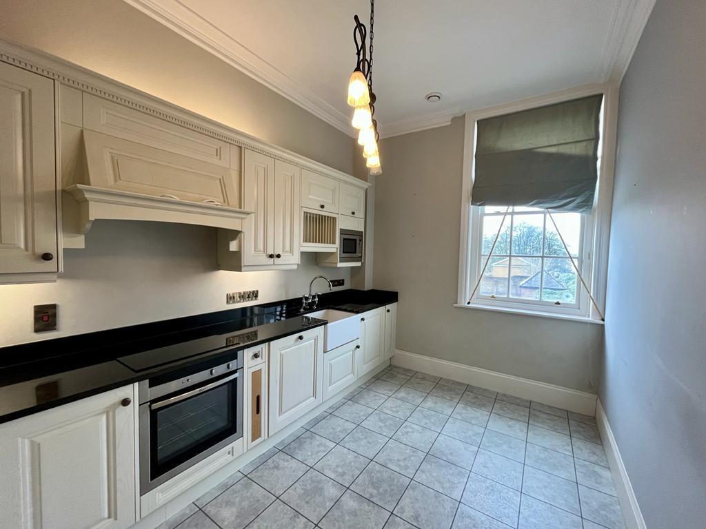 Flat Woodlands Crescent in Dorchester