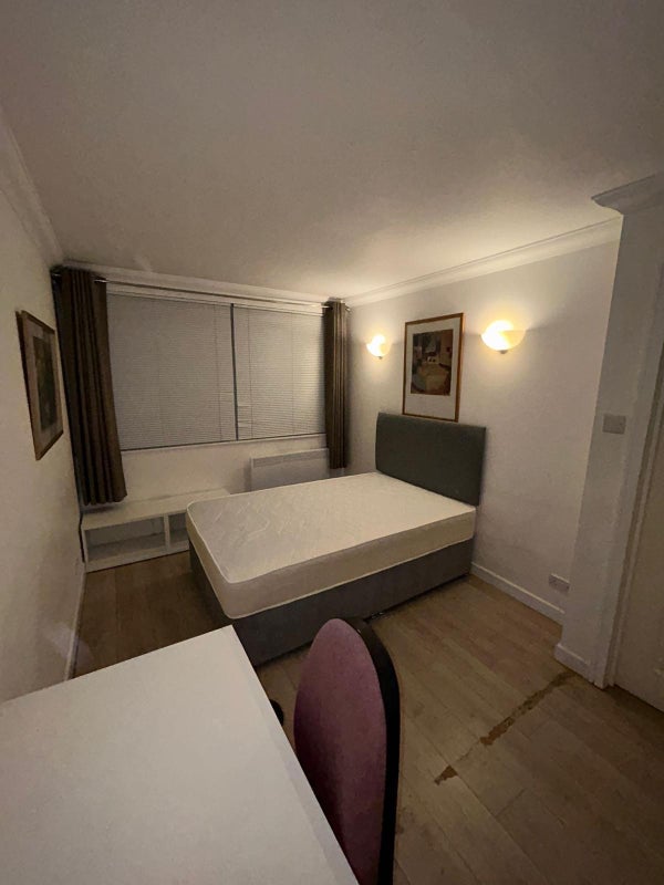 Room Fitzroy Street in Greater London