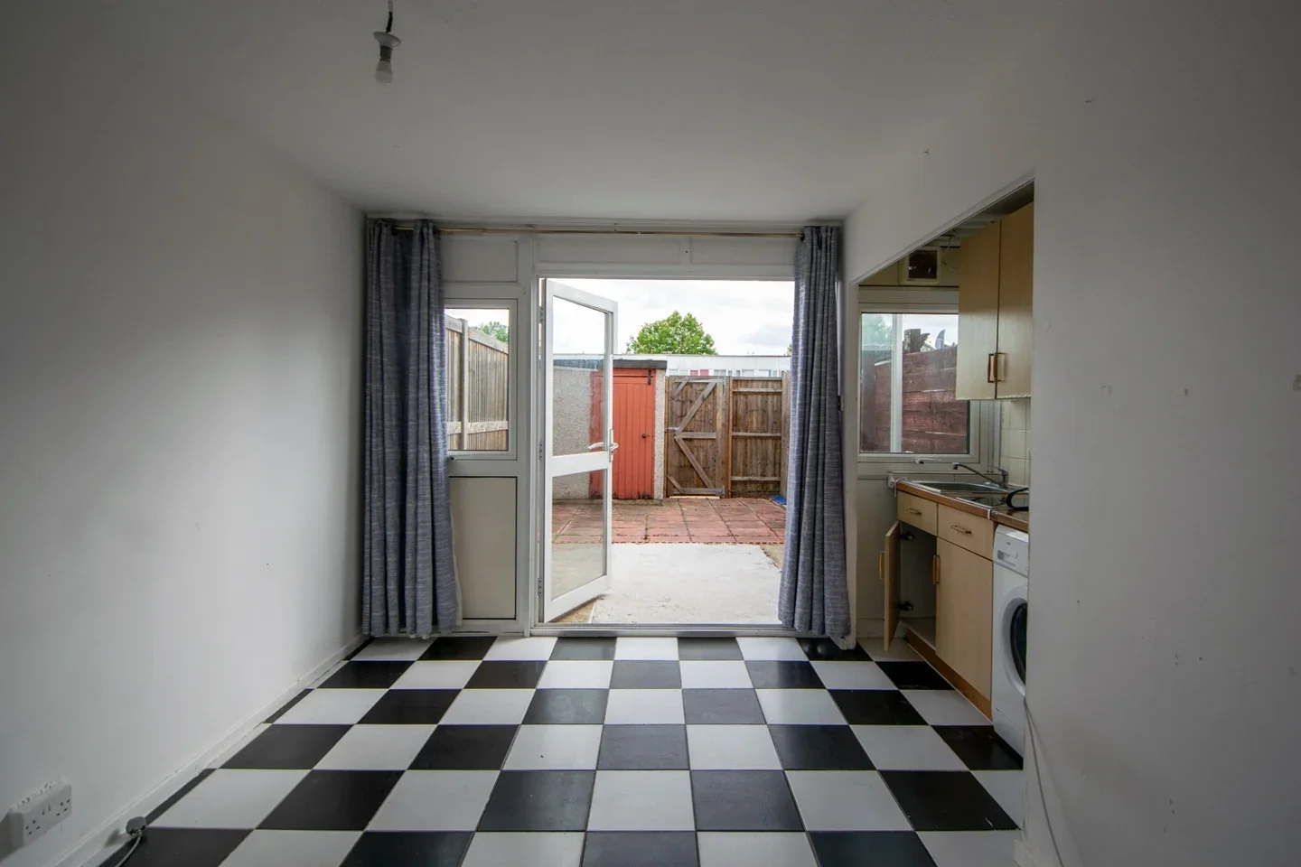 Flat Caernarvon Close in Greater London