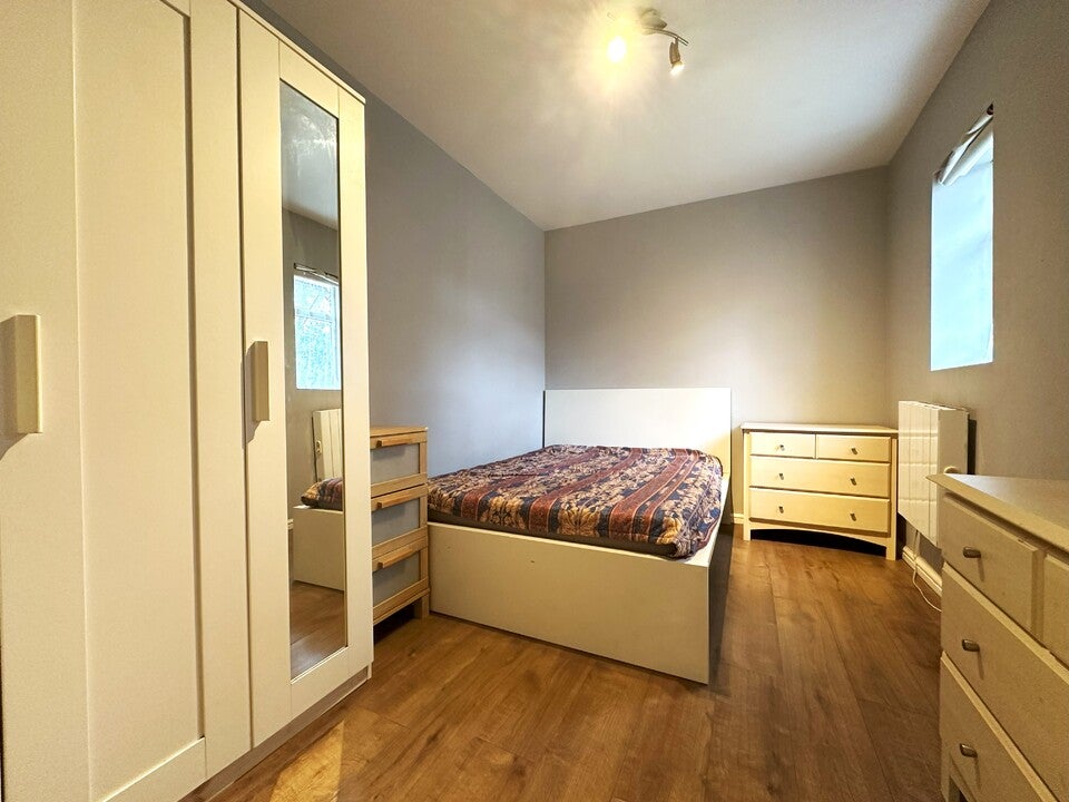 Room Southend Arterial Road in London