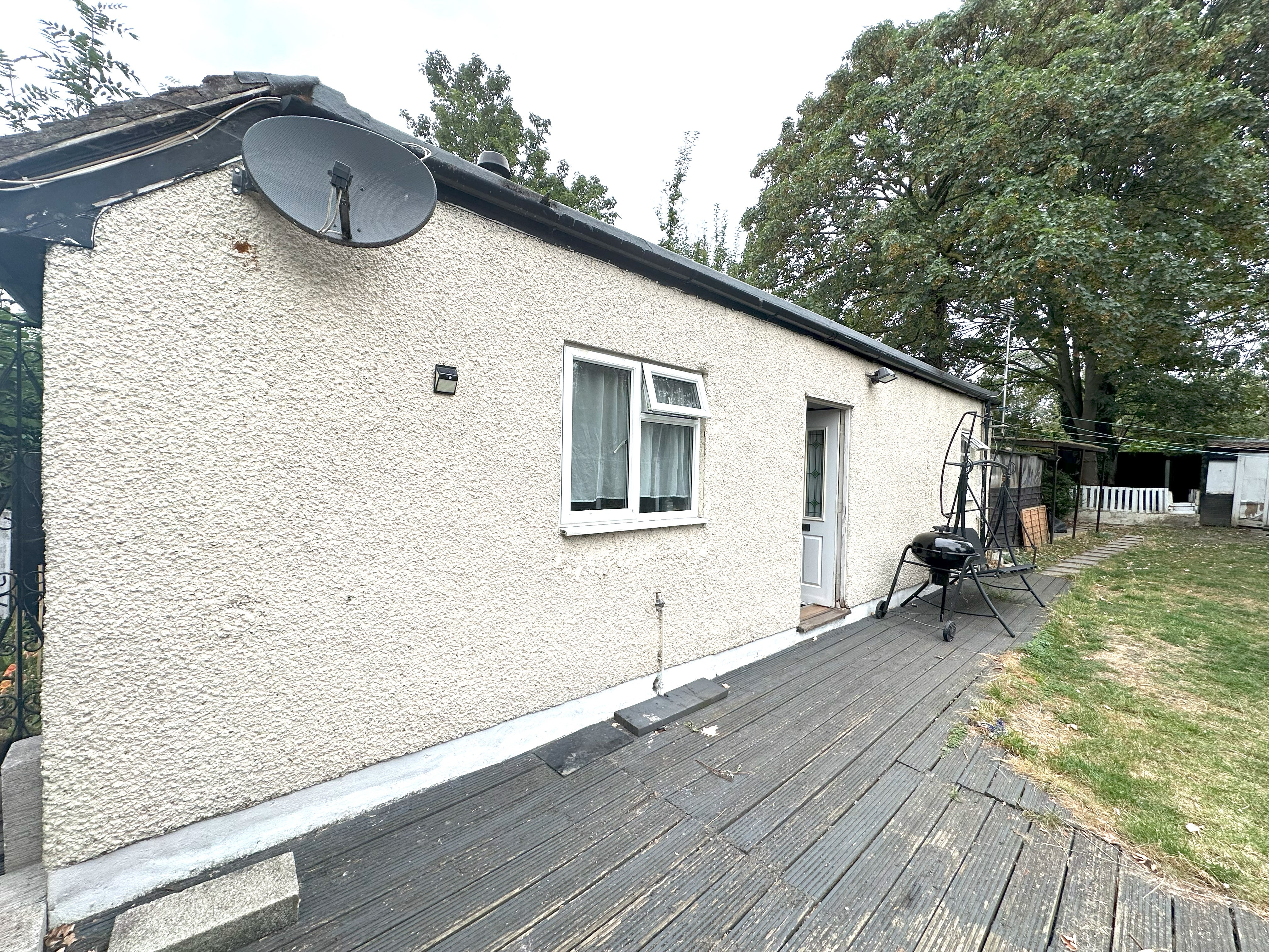 Room Southend Arterial Road in London