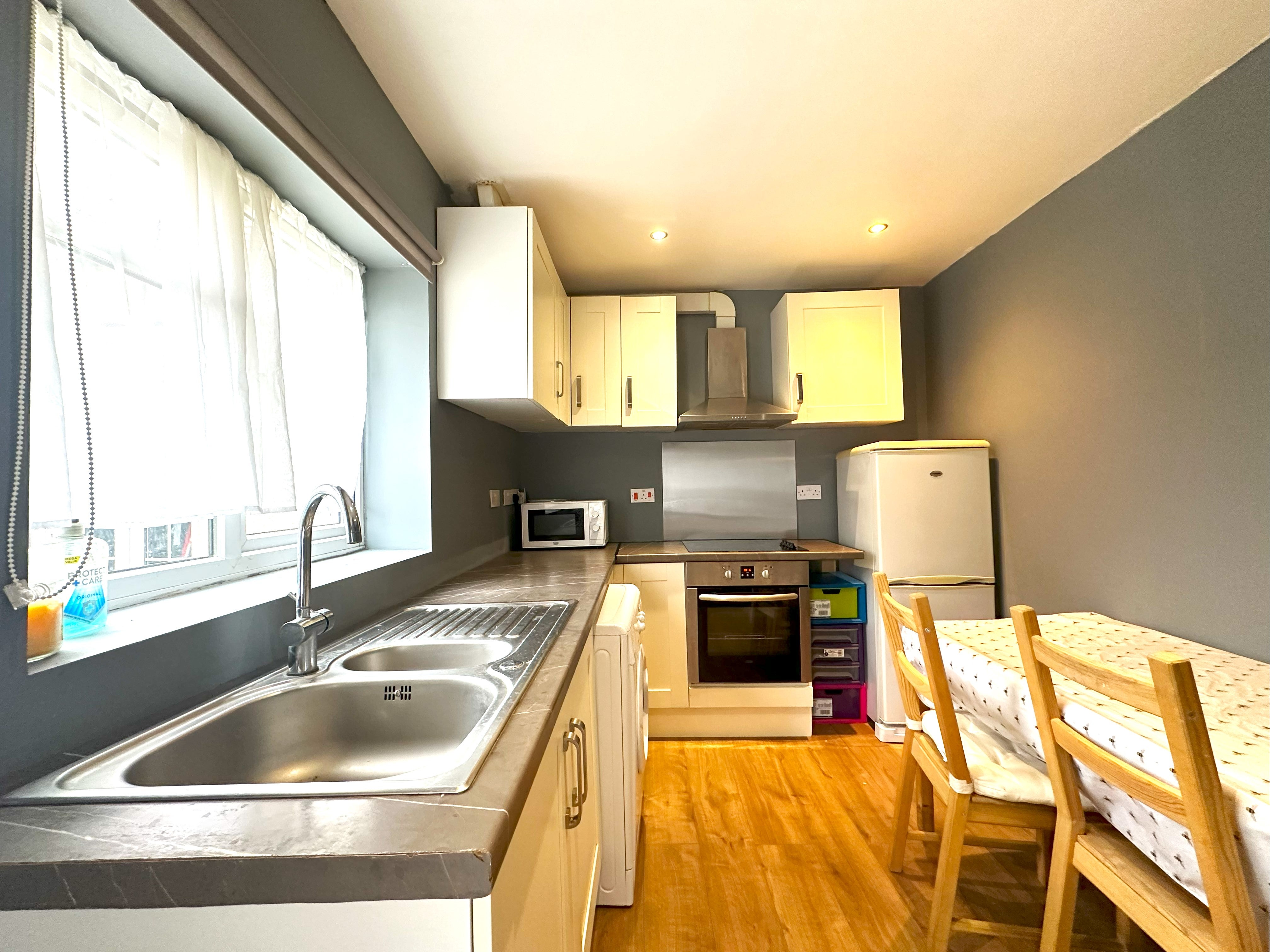 Room Southend Arterial Road in London