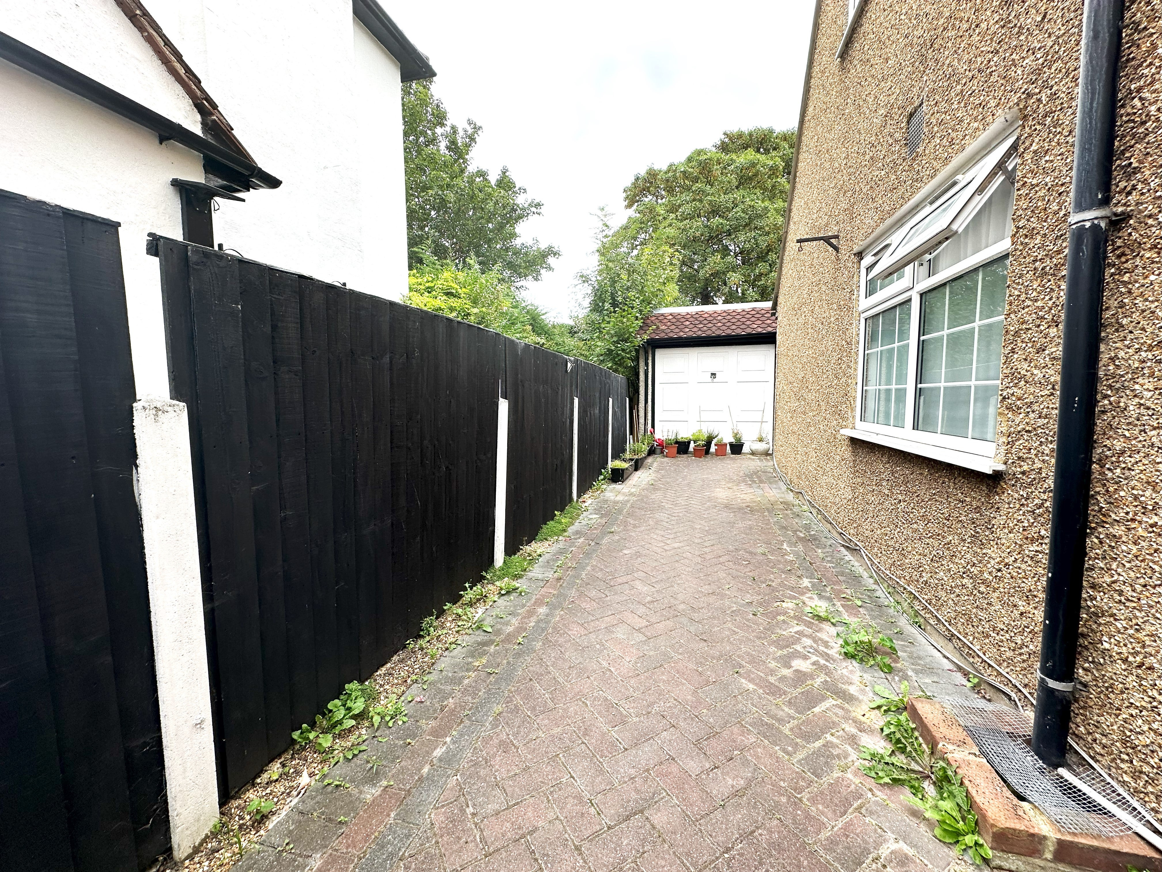 Room Southend Arterial Road in London