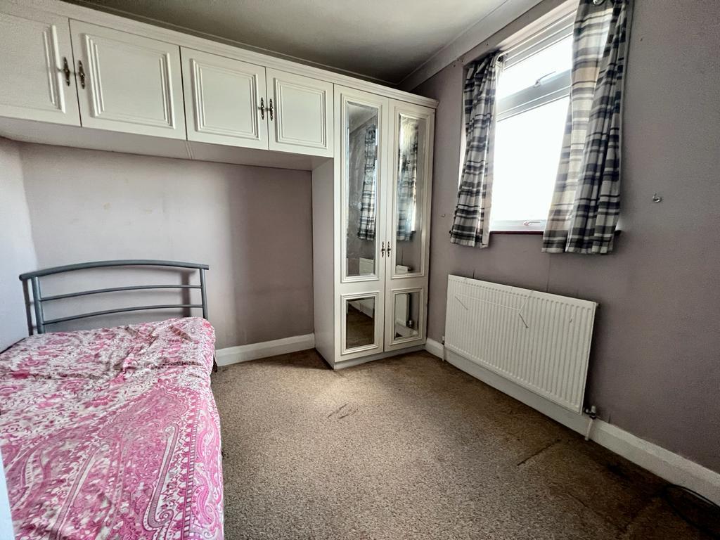 Flat Longbridge Road in Greater London