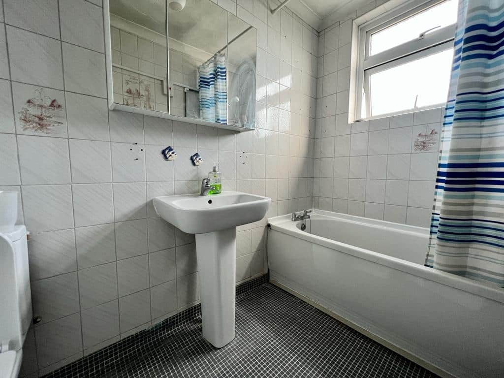Flat Longbridge Road in Greater London