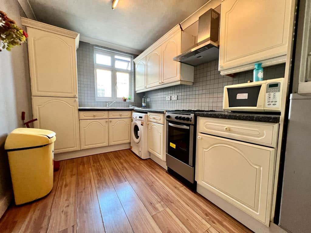 Flat Longbridge Road in Greater London