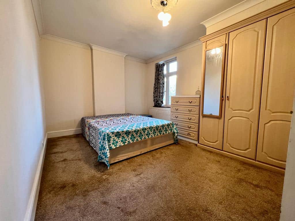 Flat Longbridge Road in Greater London