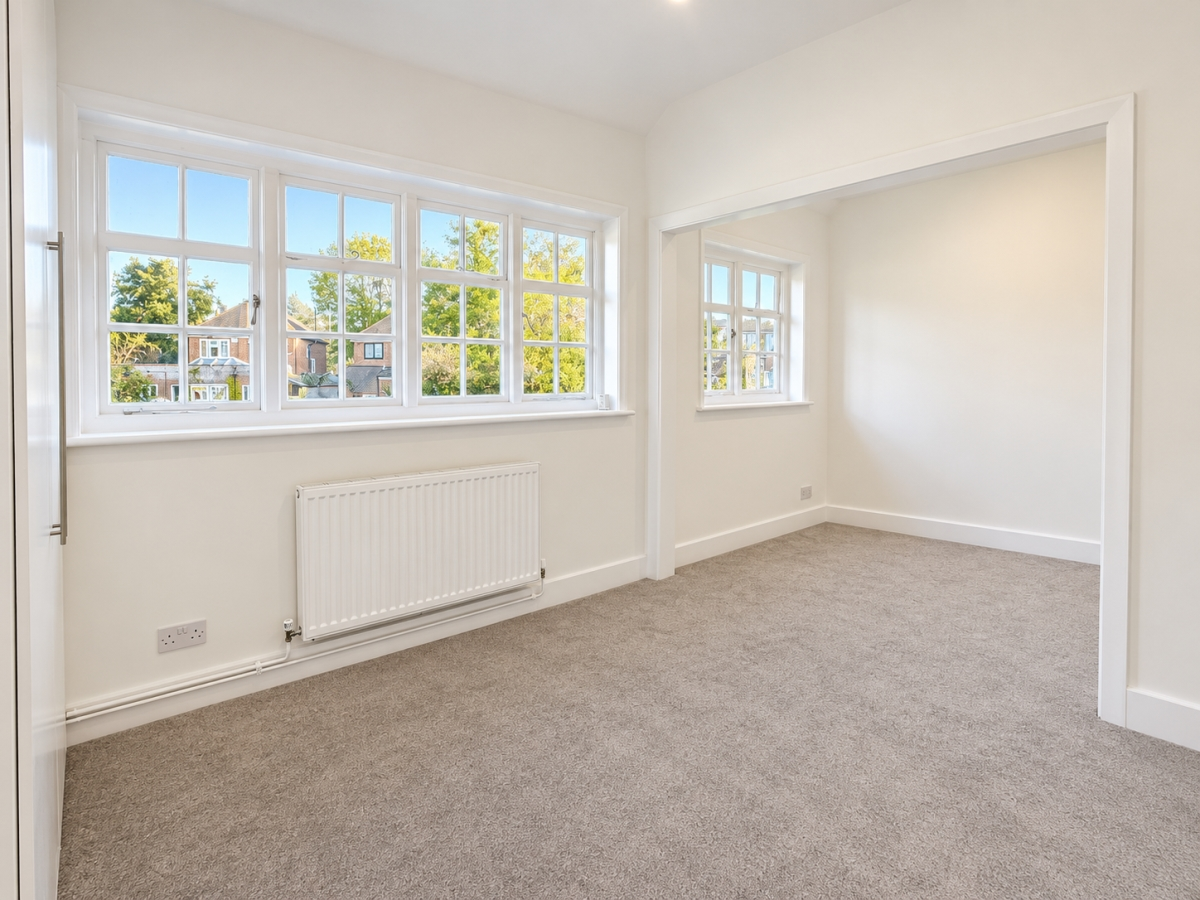 Flat Pitshanger Lane in Greater London