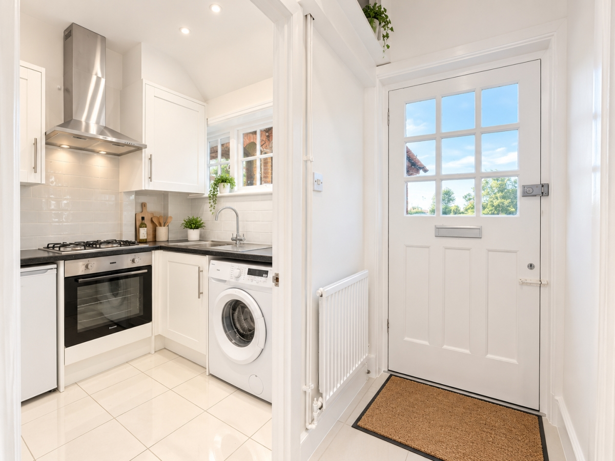 Flat Pitshanger Lane in Greater London