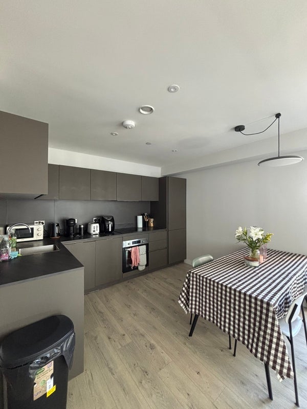 Room Wickford Way in Greater London