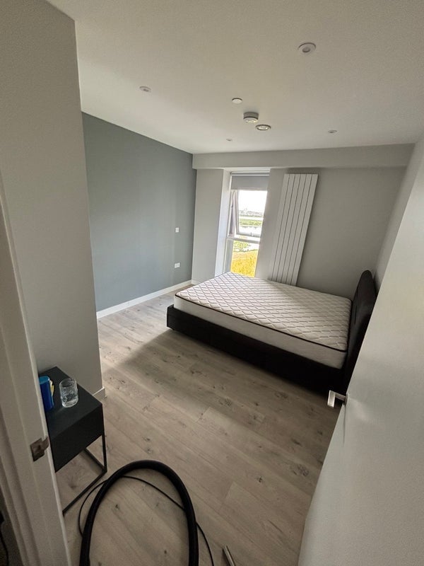 Room Wickford Way in Greater London