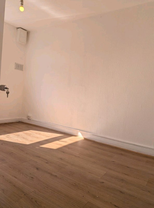 Room Gresham Road in Greater London